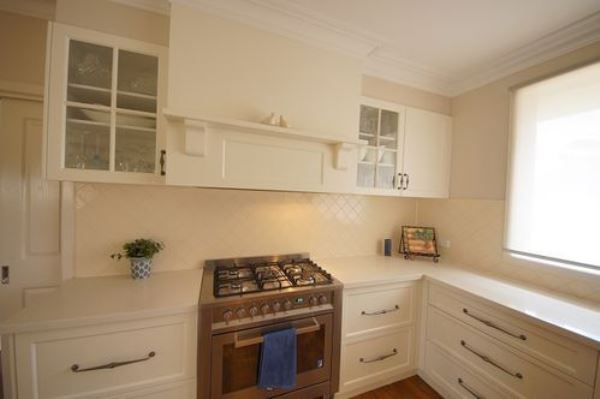  Country Kitchen Renovation - C + C Wilson Builders Nathatlia